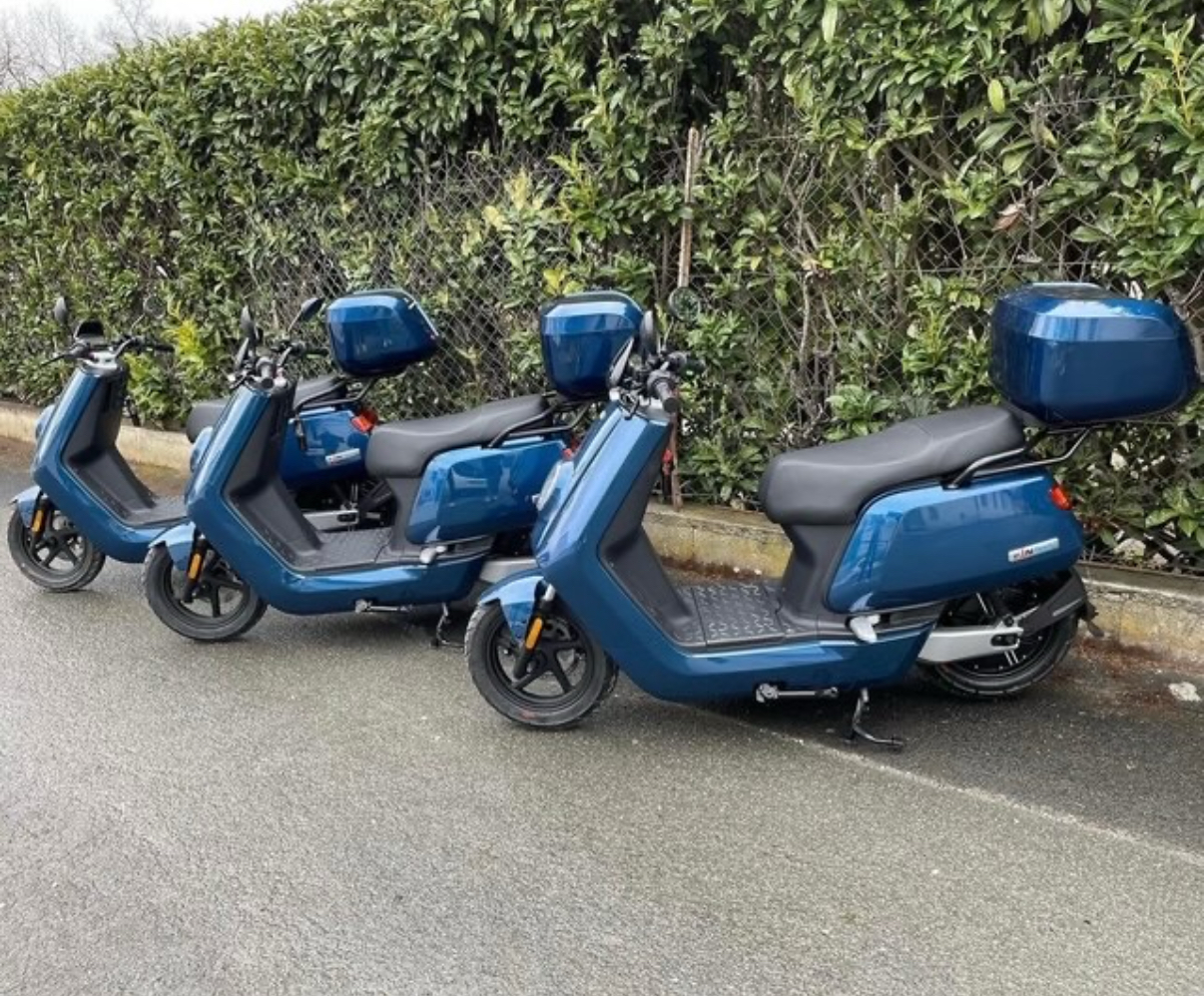 Scooters électriques NIU, vue de profil